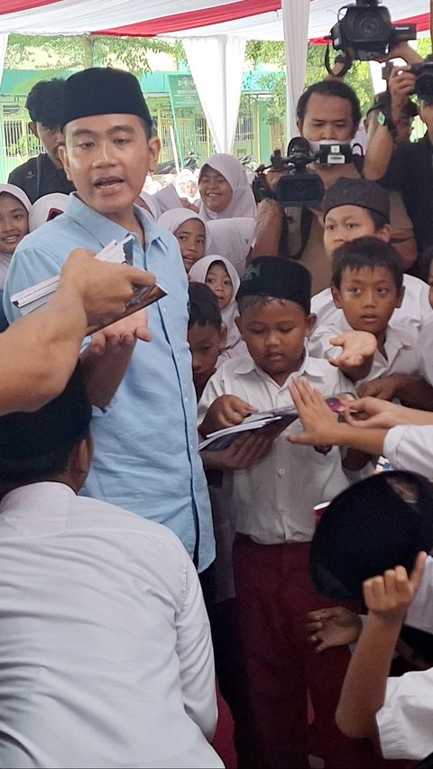 Gibran Bagi-Bagi Susu dan Buku Tulis untuk Santri Ponpes Asshiddiqiyah 2 Tangerang<br>