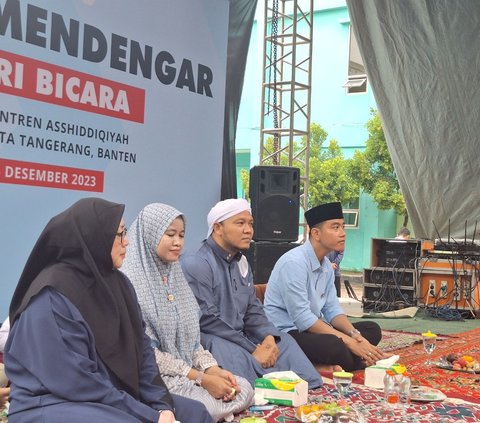 Gibran Bagi-Bagi Susu dan Buku Tulis untuk Santri Ponpes Asshiddiqiyah 2 Tangerang