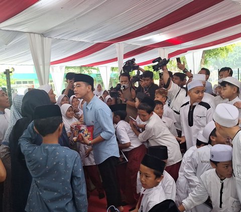 Gibran Bagi-Bagi Susu dan Buku Tulis untuk Santri Ponpes Asshiddiqiyah 2 Tangerang