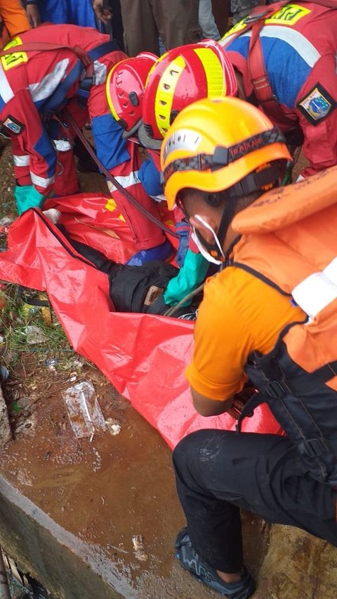 Pria Tanpa Identitas Ditemukan Tewas Mengambang di Sungai Kalimalang<br>