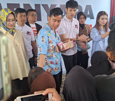 Gibran Bagi-Bagi Susu dan Buku Tulis untuk Santri Ponpes Asshiddiqiyah 2 Tangerang