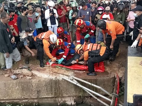 Pria Tanpa Identitas Ditemukan Tewas Mengambang di Sungai Kalimalang