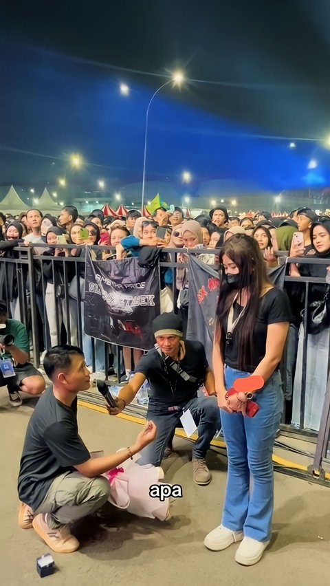 Viral Boyfriend Proposes to Girlfriend during Concert, Ending Up Very Embarrassed, Rejected in Front of Tens of Thousands of Spectators