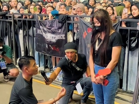 Viral Guy Proposes to Girlfriend during Concert, Ending up in a Heartbreaking Rejection in Front of Tens of Thousands of Audience