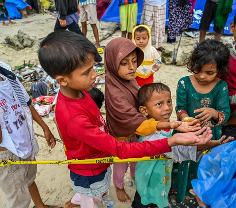 Jokowi Minta Mahfud MD Tangani Pengungsi Rohingya