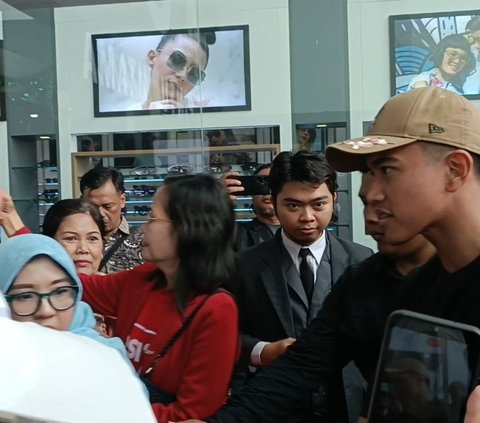 Santai Bercelana Pendek, Kaesang Bertemu Influencer di Malang