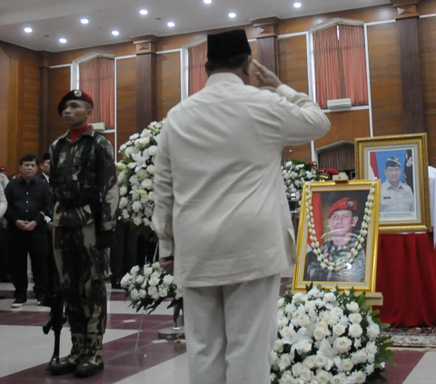 FOTO: Prabowo Beri penghormatan Terakhir di Depan Jenazah Letjen TNI Purn Doni Monardo Saat Disemayamkan di Mako Kopassus Cijantung