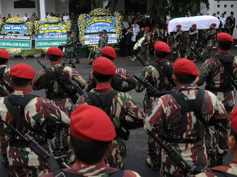 FOTO: Prabowo Beri penghormatan Terakhir di Depan Jenazah Letjen TNI Purn Doni Monardo Saat Disemayamkan di Mako Kopassus Cijantung