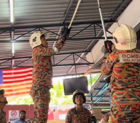 Visitors in Awe as a Large Snake Hangs from the Roof of a Stall, Firefighters' Casual Actions in Capturing it Become the Spotlight