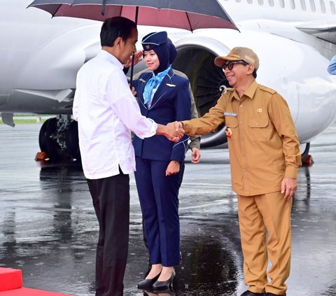 Jokowi Terbang ke NTT, Cek Gudang Bulog dan Bagi-Bagi Bantuan Pangan