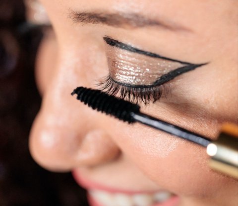 Use Flat Brush for Neater and Natural Mascara, Give it a Try