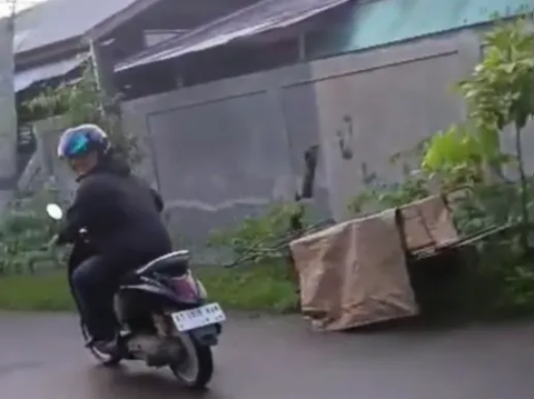 So Funny! Courier Comes to Customer but Forgets to Bring the Ordered Package