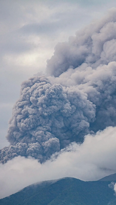FOTO: Penampakan Gunung Marapi di Sumatera Barat Saat Muntahkan Abu Vulkanik hingga Ketinggian 3.000 Meter