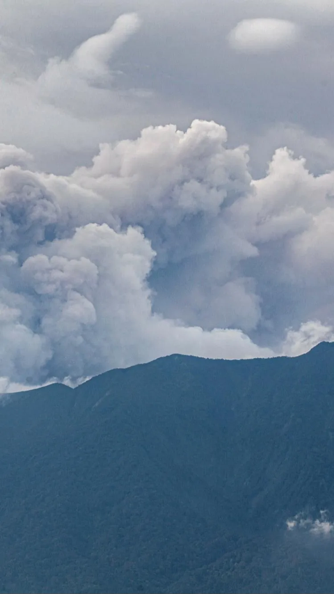 Sebelumnya pada Minggu (3/12/2023) gunung berapi di Sumatera Barat itu meletus sekitar pukul 14.55 WIB. Bahkan suara dentumannya yang menggelegar sampai membuat masyarakat panik.