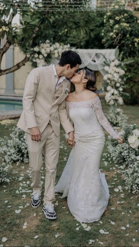 Jennifer Coppen dan Dali Wassink melakukan lebih dari satu kali wedding kiss.
