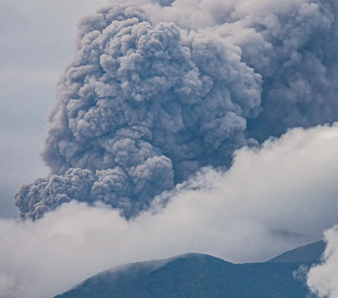 Aktivitas Gunung Marapi yang kembali memperlihatkan muntahan abu vulkanik ke angkasa pada Senin (4/12/2023) pagi. Gunung yang berada di Kabupaten Agam dan Kabupaten Tanah Datar, Provinsi Sumatera Barat ini kembali meletus pada pukul 08.22 WIB.<br>