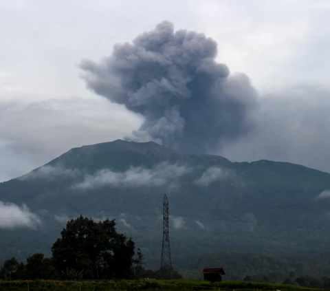 FOTO: Penampakan Gunung Marapi di Sumatera Barat Saat Muntahkan Abu Vulkanik hingga Ketinggian 3.000 Meter