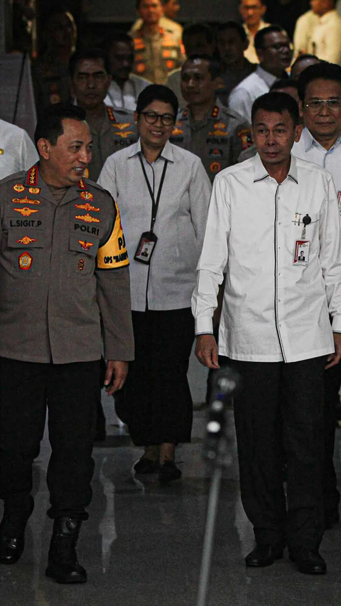 Ketua KPK Nawawi Pomolango dan Kapolri Jenderal Listyo Sigit Prabowo usai penandatanganan perjanjian kerja sama KPK dan Polri di Gedung Merah Putih KPK, Jakarta, Senin (4/12/2023).<br>