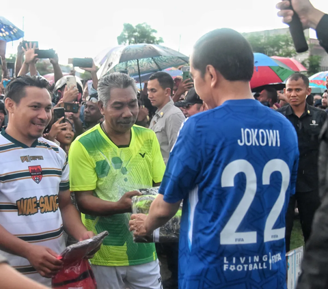 Pakai Jersey Bernomor Punggung 22, Jokowi Bermain Bola Bersama Warga NTT