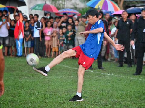 Pakai Jersey Bernomor Punggung 22, Jokowi Bermain Bola Bersama Warga NTT