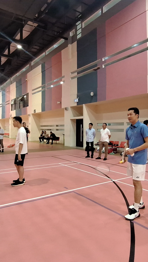 <br>Main bareng Taufik Hidayat, Gibran Harap Bibit Muda Badminton Bermunculan
