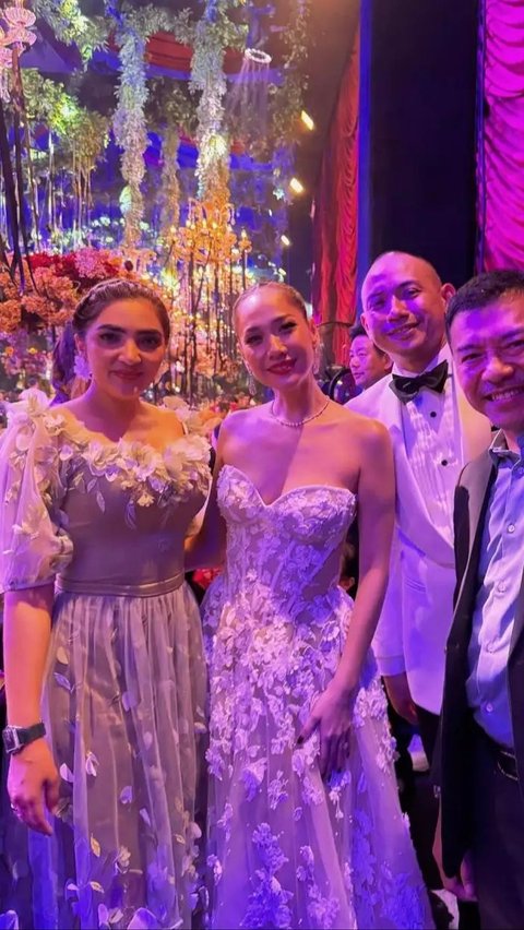 The presence of Ashanty at BCL's wedding reception was highlighted because she wore a flashy dress. She was even mentioned by netizens as wanting to rival BCL.