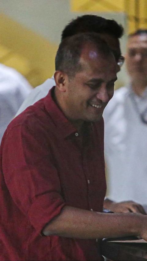 FOTO: Wamenkumham Edward Omar Sharif Hiariej Umbar Senyuman dan Diam Seribu Bahasa Setelah Diperiksa Penyidik KPK