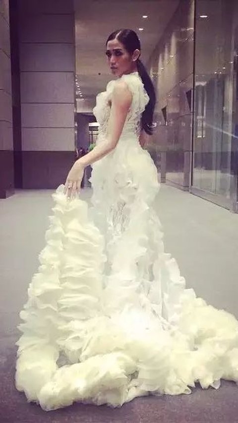Jessica Iskandar tampil heboh dengan dress panjang saat hadiri pernikahan Raffi Ahmad dan Nagita Slavina.