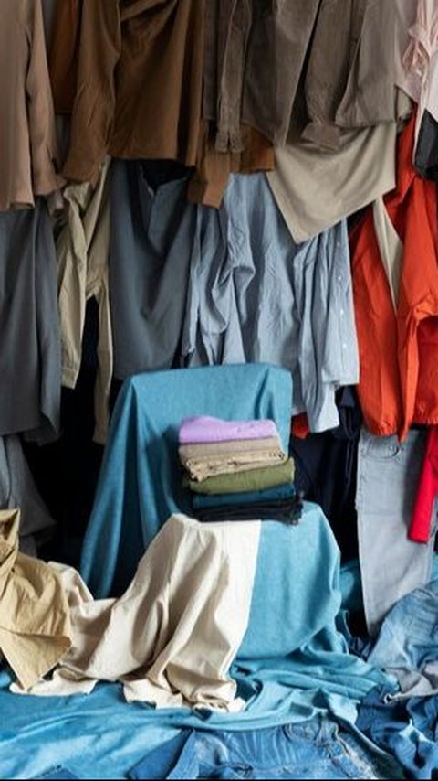 2. Rapihkan Pakaian dan Barang-Barang: Hindari Tumpukan yang Menjadi Sarang Nyamuk