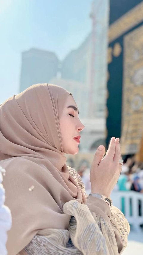 Foto Umrah di Instagram Pribadinya