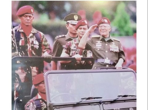 ⁠Potret Gagah Doni Monardo Bareng Prabowo & Jenderal Besar Nasution, Kompak Pakai Baret Merah