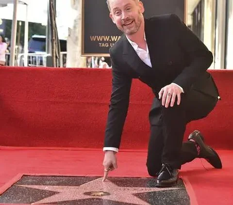 Raih Bintang Hollywood Walk of Fame, Inilah Potret Macaulay Culkin Bertemu Sang Ibunda di 'Home Alone'