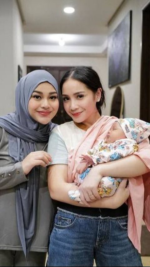 Intip Deretan Potret Nagita Slavina Jenguk Baby Azzura, Interaksi Lucu Rayyanza dan Ameena Curi Perhatian