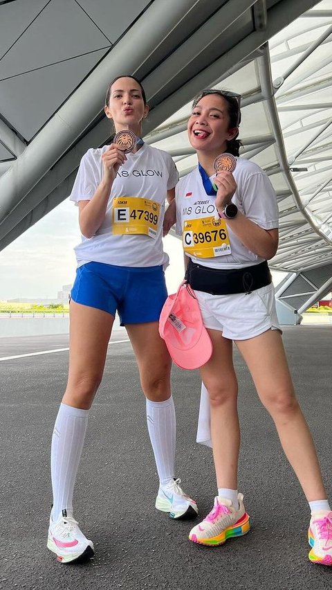 Nia Ramadhani and Nagita Slavina recently participated in the Singapore 2023 marathon together.