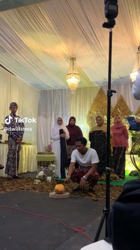 Momen Calon Ayah Terlalu Semangat saat Belah Kelapa di Acara 7 Bulanan Ini Viral, Bikin Ngakak