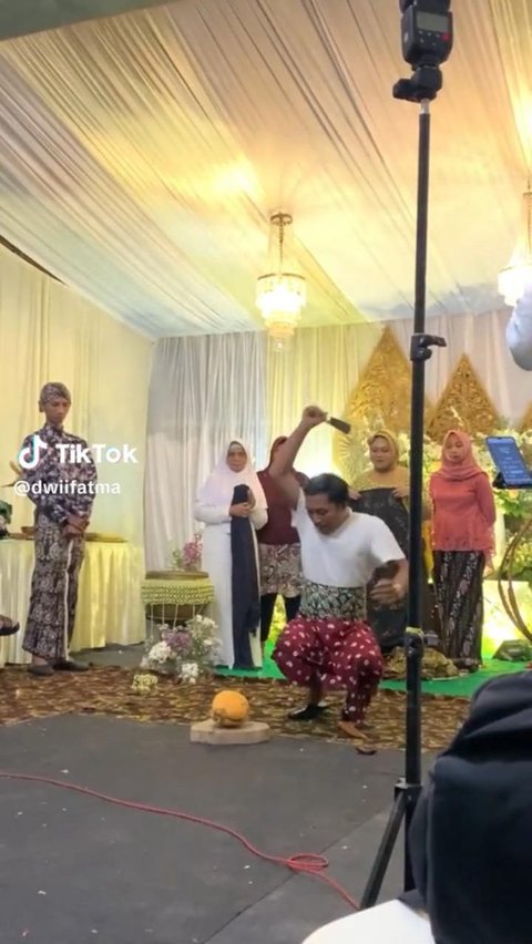 Momen Calon Ayah Terlalu Semangat saat Belah Kelapa di Acara 7 Bulanan Ini Viral, Bikin Ngakak