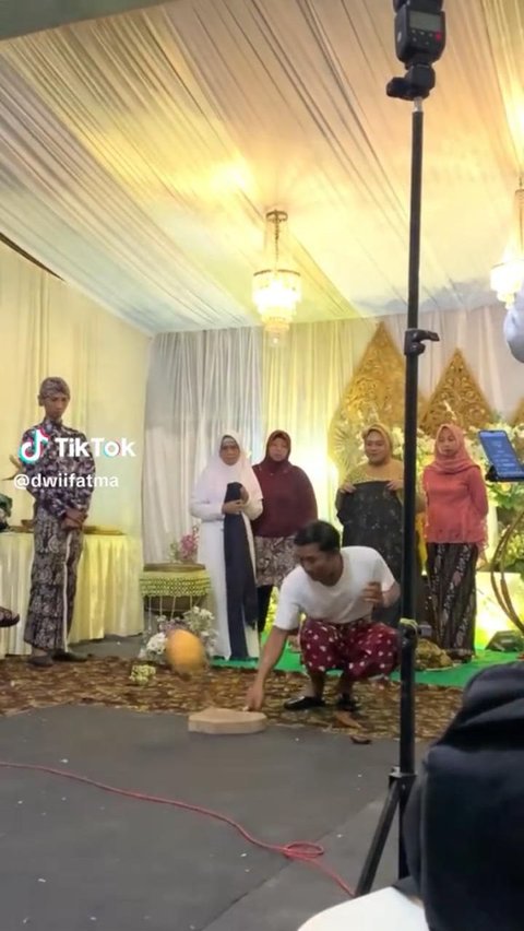 Momen Calon Ayah Terlalu Semangat saat Belah Kelapa di Acara 7 Bulanan Ini Viral, Bikin Ngakak