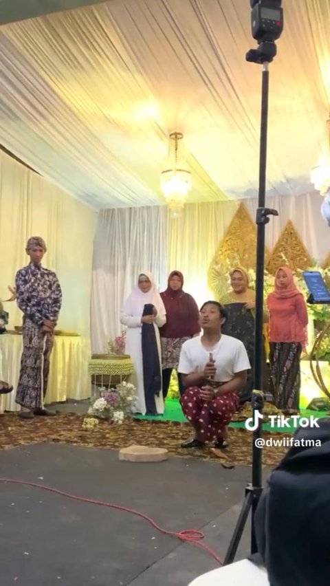 Mengetahui parangnya terlepas dari tangkainya dan kelapanya lompat, calon ayah ini juga tampak bingung.