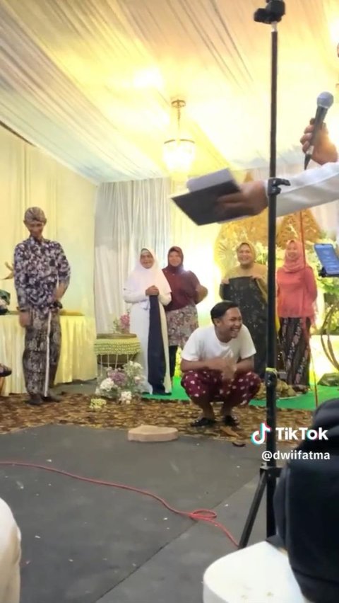 Momen Calon Ayah Terlalu Semangat saat Belah Kelapa di Acara 7 Bulanan Ini Viral, Bikin Ngakak