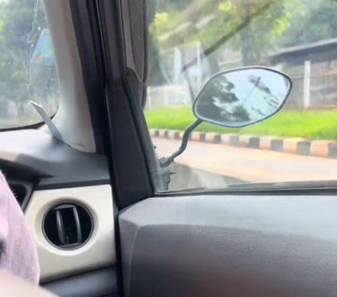 Viral Aksi Pengendara Pasang Spion Motor di Mobilnya, Bikin Heran Warganet