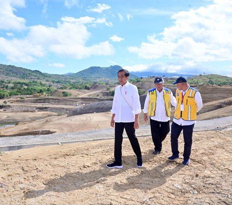 Presiden Joko Widodo (Jokowi) meninjau progres pembangunan Bendungan Mbay di Kabupaten Nagekeo, Provinsi Nusa Tenggara Timur (NTT). 