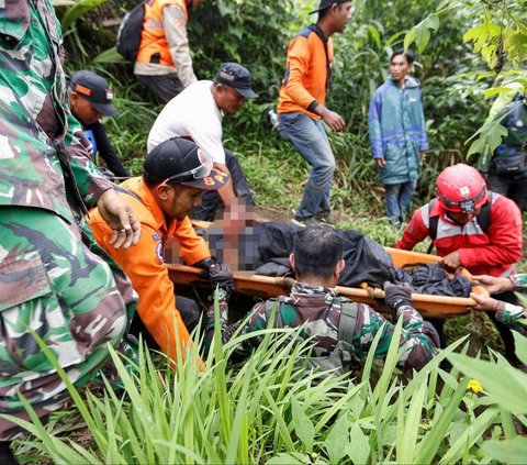 Sebanyak 11 pendaki dilaporkan meninggal dunia setelah erupsi Gunung Marapi yang terjadi pada Minggu (3/12/2023). Tim SAR gabungan pun dikerahkan untuk mengevakuasi para jenazah serta mencari korban selamat yang terjebak di atas gunung.