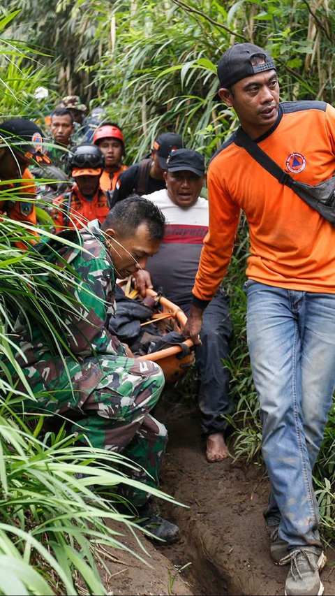 Sulitnya medan dan tingginya intensitas erupsi Gunung Marapi membuat upaya evakuasi yang dilakukan tim SAR gabungan tidak bisa berjalan baik.