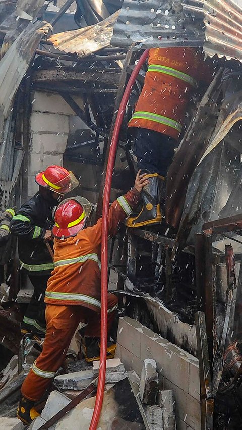 FOTO: Kebakaran Hebat Lalap Lapak Barang Rongsok di Depok, 10 Unit Mobil Damkar Dikerahkan