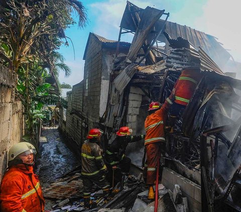 FOTO: Kebakaran Hebat Lalap Lapak Barang Rongsok di Depok, 10 Unit Mobil Damkar Dikerahkan