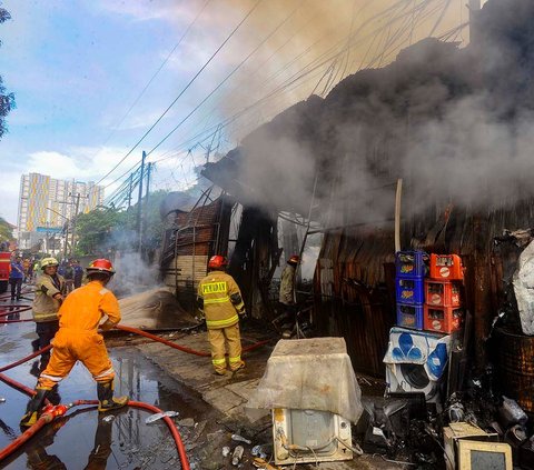 FOTO: Kebakaran Hebat Lalap Lapak Barang Rongsok di Depok, 10 Unit Mobil Damkar Dikerahkan