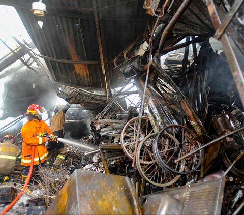 FOTO: Kebakaran Hebat Lalap Lapak Barang Rongsok di Depok, 10 Unit Mobil Damkar Dikerahkan