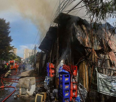 FOTO: Kebakaran Hebat Lalap Lapak Barang Rongsok di Depok, 10 Unit Mobil Damkar Dikerahkan