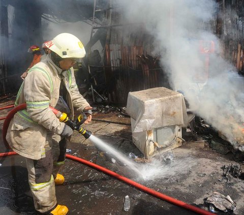 FOTO: Kebakaran Hebat Lalap Lapak Barang Rongsok di Depok, 10 Unit Mobil Damkar Dikerahkan