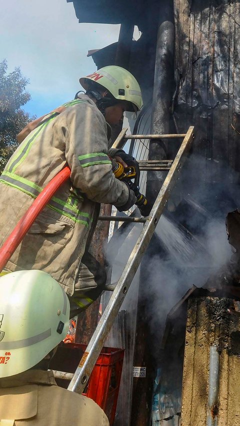 Petugas pemadam kebakaran Pemkot Depok memadamkan sisa api pada kebakaran lapak rongsok di Jalan Karet, Beji, Kota Depok, Selasa (5/12/2023).